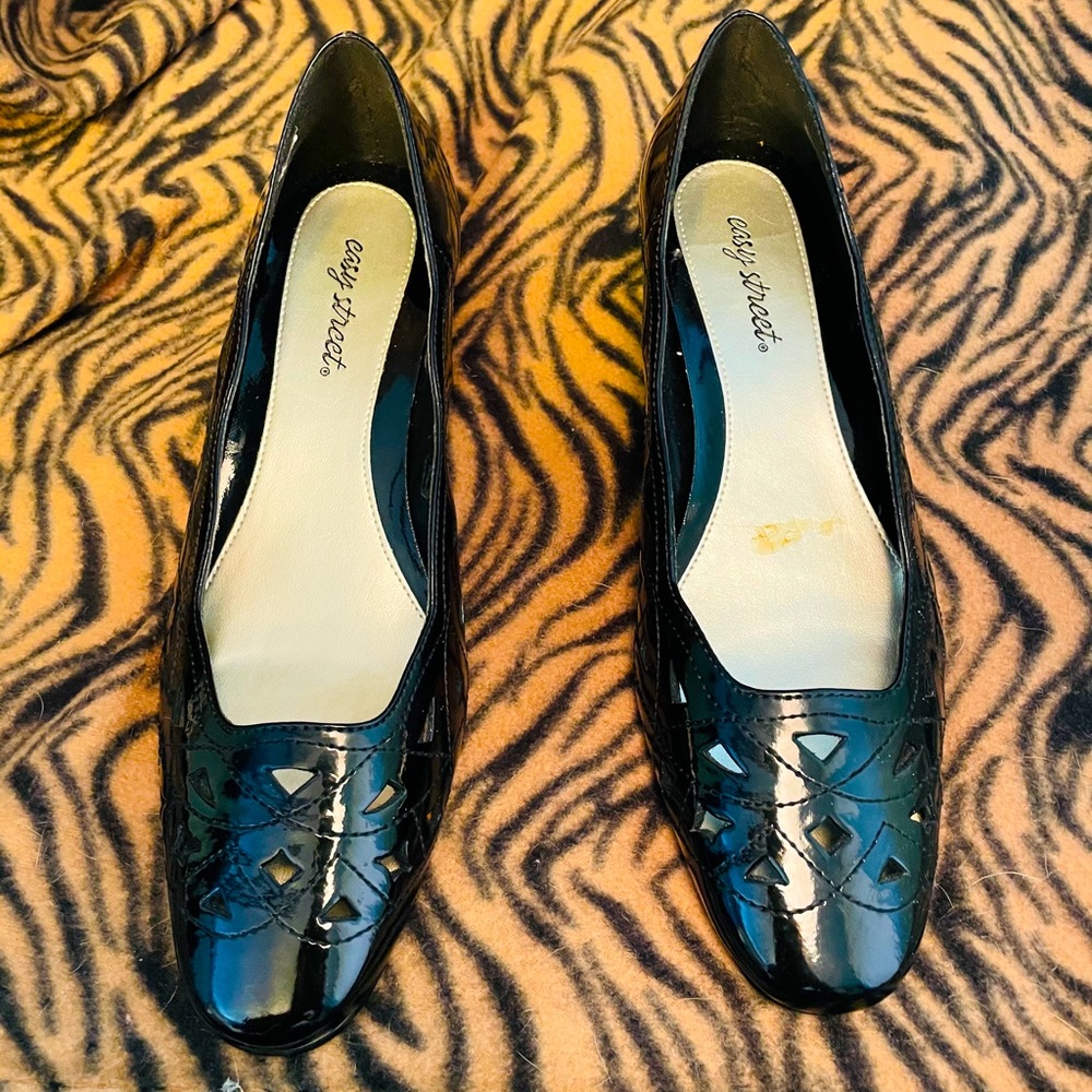 Easy Street Black Patent Pumps